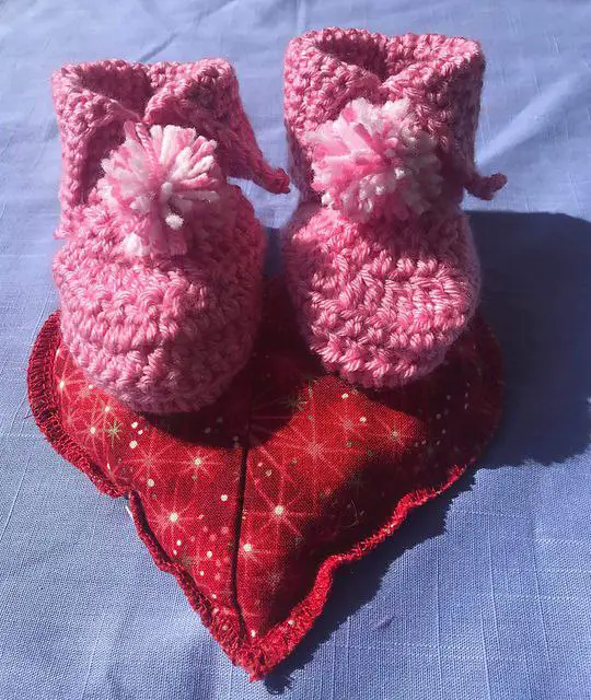 easy crochet cuffed baby booties pattern