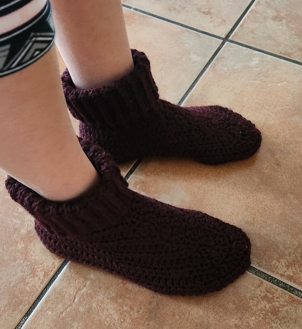 Easy crochet ribbed slipper boots